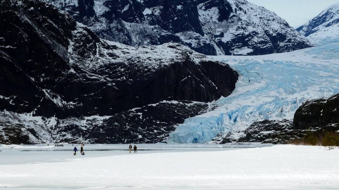 $!La gente camina sobre un lago Mendenhall congelado, con el glaciar Mendenhall al fondo, el 18 de febrero de 2024, en Juneau, Alaska.
