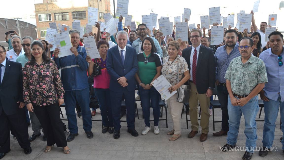 Ayuntamiento de Torreón brinda certeza jurídica a 300 familias