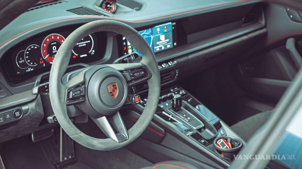 $!Un botón rojo en el volante activa el “boost” eléctrico, dando un empuje explosivo por 10 segundos.