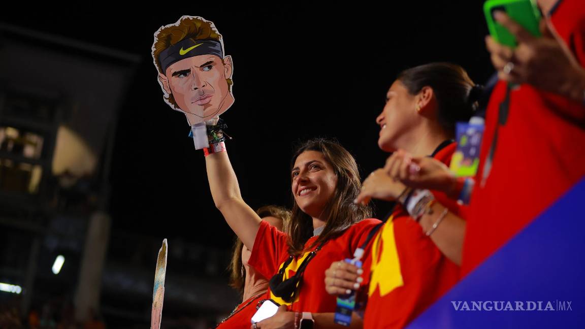 $!Aficionadas celebran la victoria de Rafael Nadal ante Daniil Medvedev en un juego de las semifinales del Abierto Mexicano de Tenis. EFE/David Guzmán González