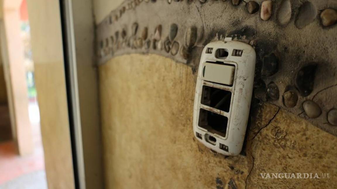 $!Los apagadores de los baños en el Bosque Urbano Ejército Mexicano están dañados, lo que dificulta el acceso adecuado a la iluminación en las instalaciones.