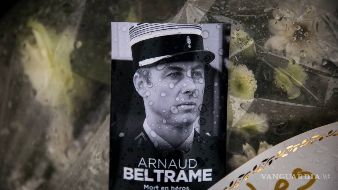 Muere policía francés que fue clave para solucionar la toma de rehenes