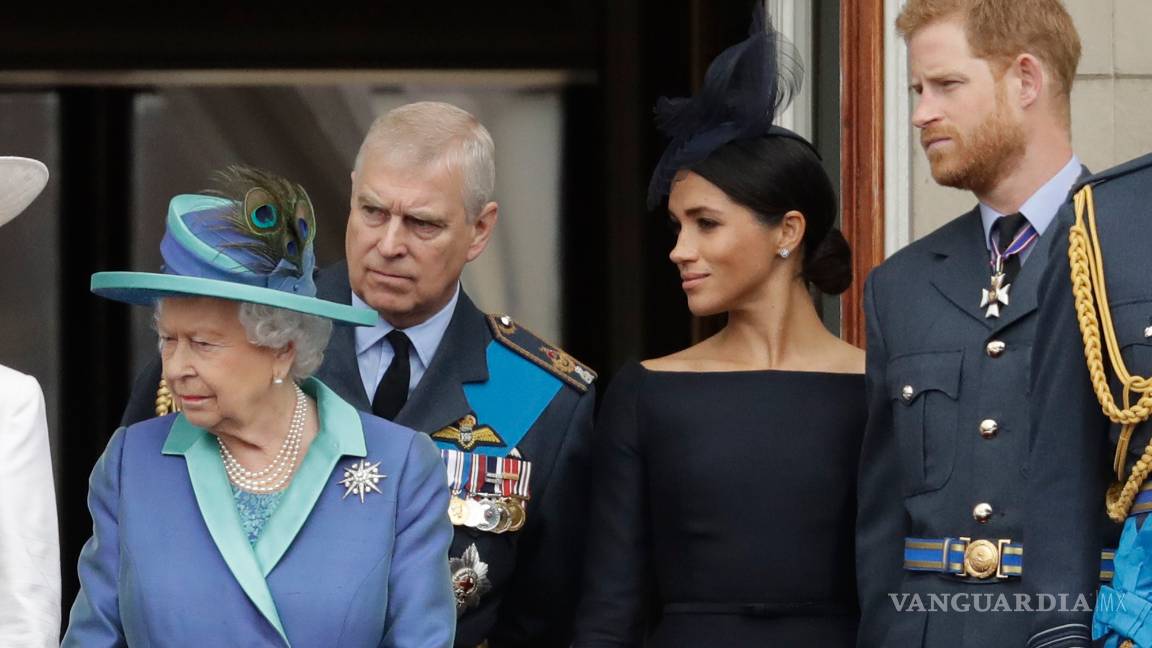 $!Isabel II pide resolver el estatus de los duques de Sussex, Enrique y Meghan