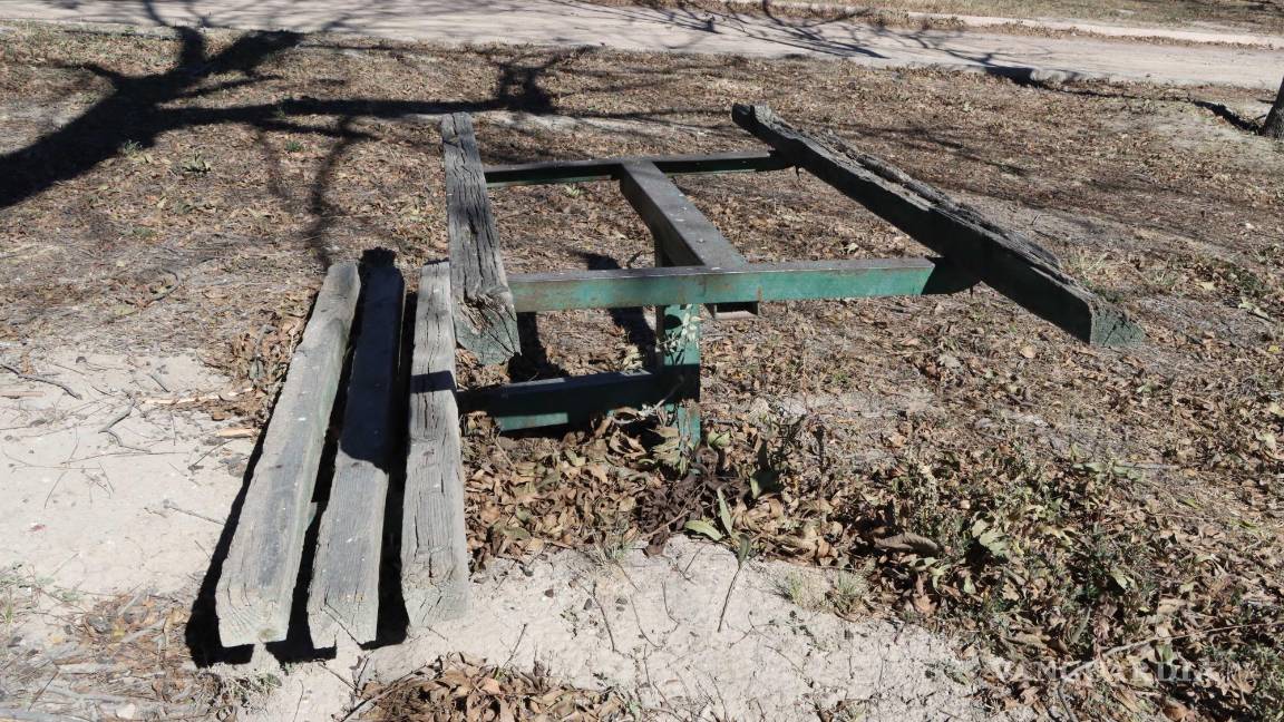 $!Las maderas de las bancas se encuentran destruidas o astilladas.