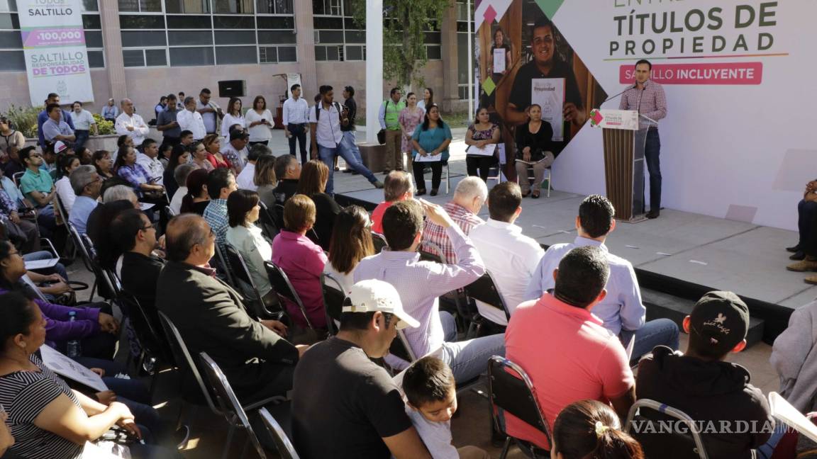 $!Entrega Manolo Jiménez 106 escrituras de vivienda