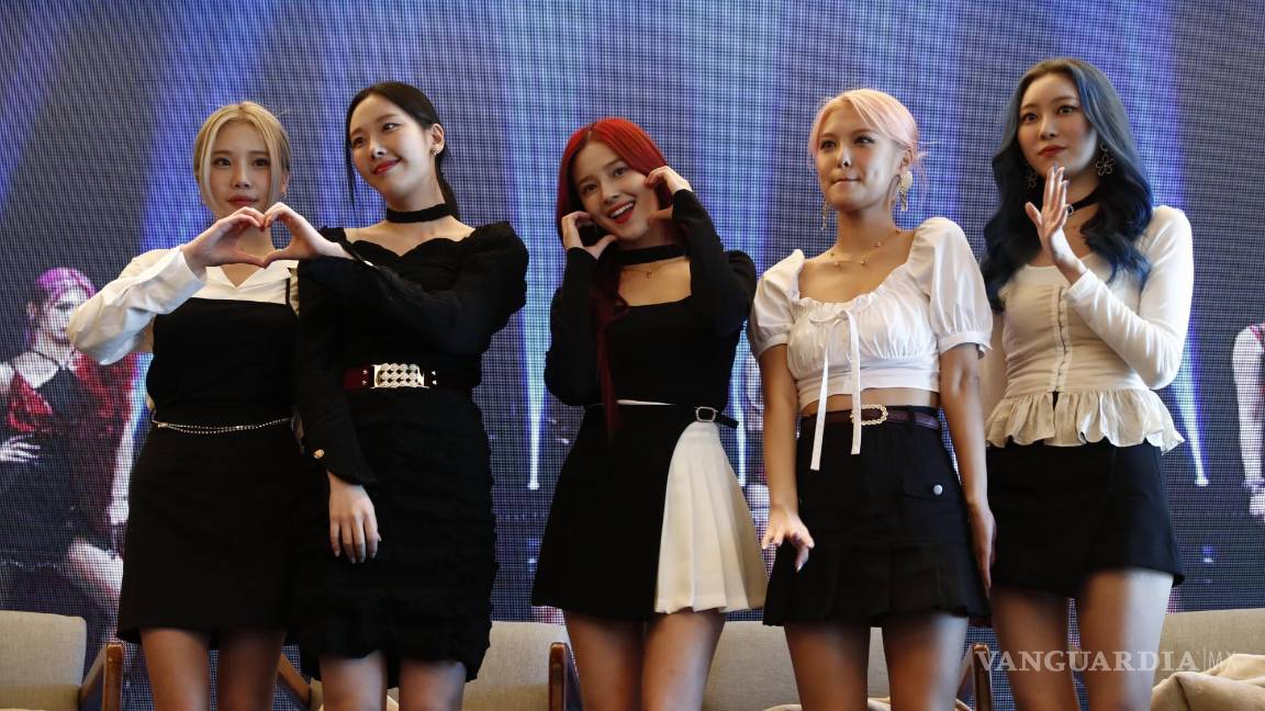 $!Las integrantes de la agrupación surcoreana de K-pop Momoland durante una rueda de prensa en Ciudad de México. EFE/José Méndez