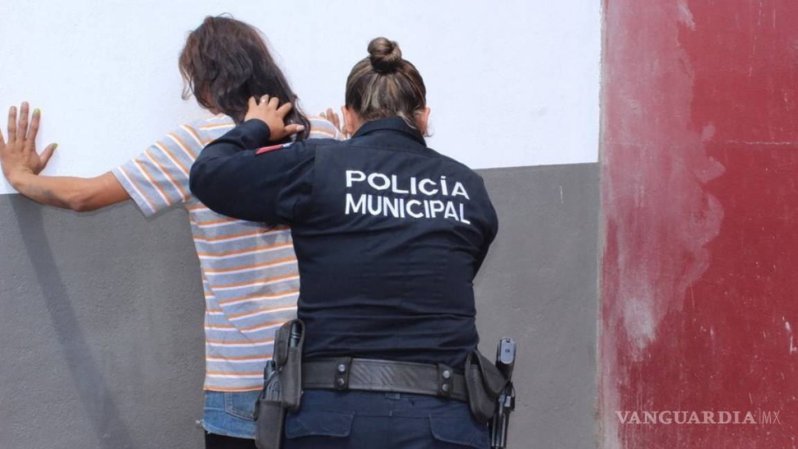 Capturan a una mujer por vender cerveza clandestina en Zona Centro de Saltillo