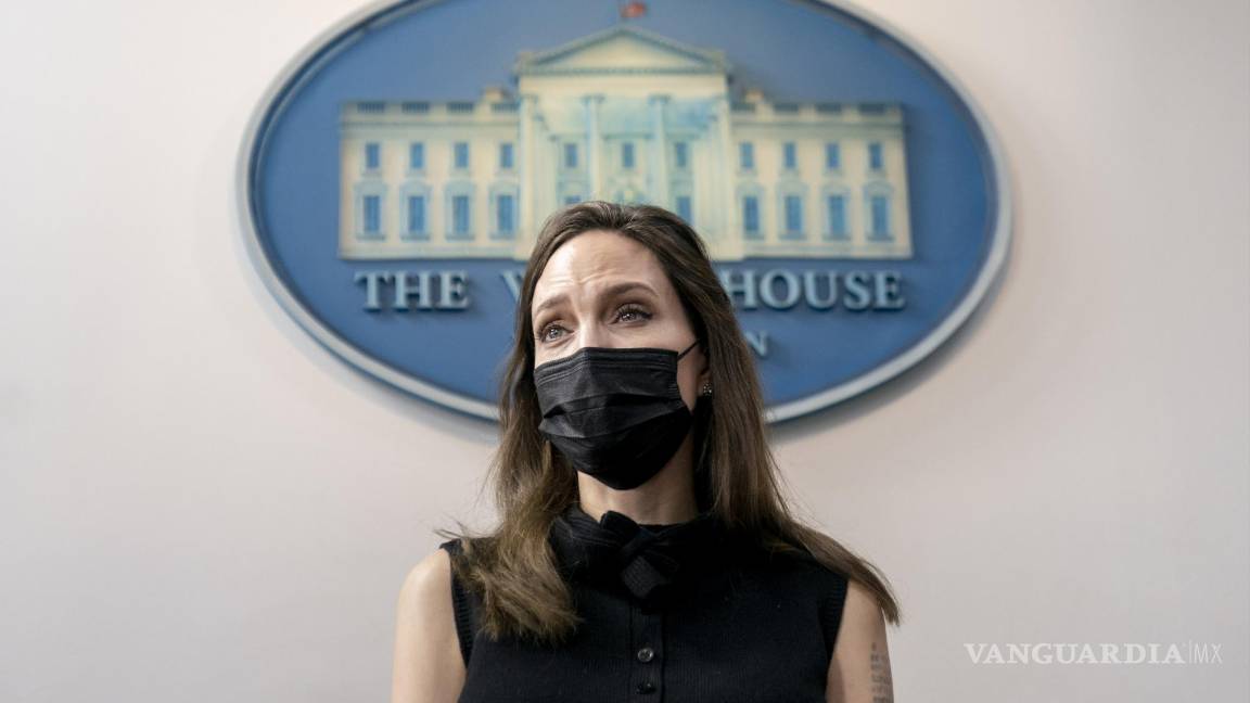 $!La actriz y activista Angelina Jolie habla con los reporteros en la Sala informativa antes de una reunión con el Departamento de Justicia para discutir la reautorización de la Ley de Violencia contra las Mujeres, en la Casa Blanca en Washington. AP/Andrew Harnik