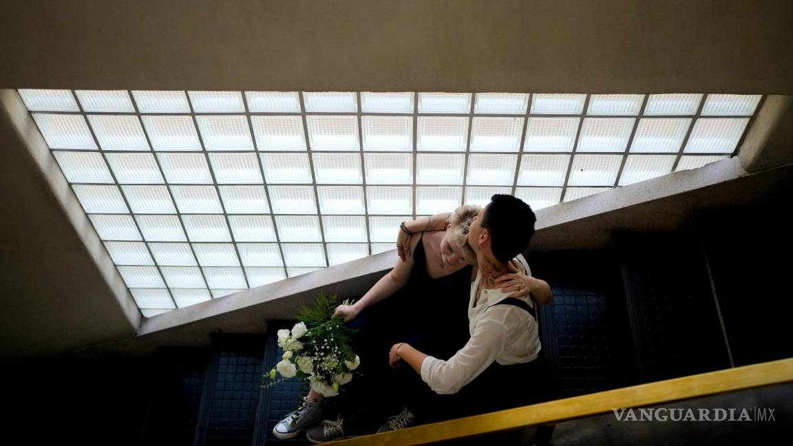 $!Las recién casadas Nadezhda Skvortosova (i) y Tatiana Skvortosova, posan para el fotógrafo de su boda durante una sesión de fotos en Buenos Aires, Argentina.