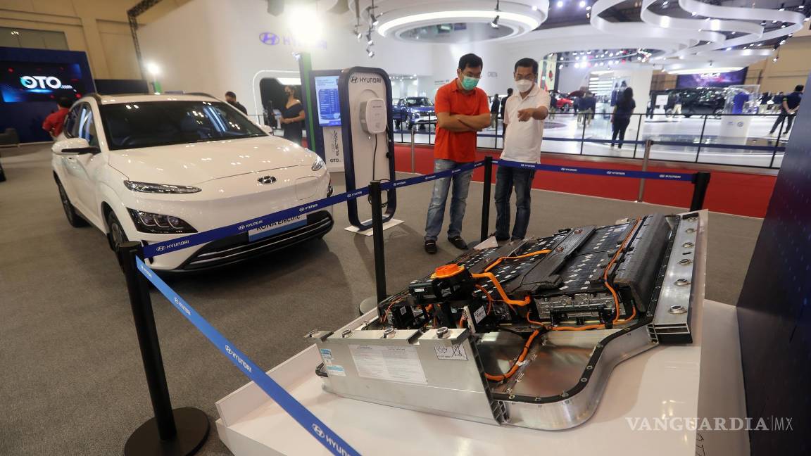 $!Los visitantes charlan cerca de un motor de automóvil eléctrico durante el Gaikindo Indonesia International Auto Show 2021 en Tanggerang, Banten. EFE/EPA/Bagus Indahono