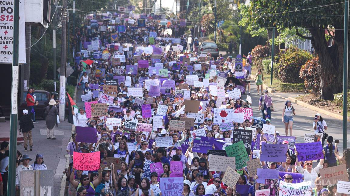 $!XALAPA, VERACRUZ, 08 MARZO 2025.- Con pintas y tendederos que exponen a presuntos violentadores, así protestaron las feministas en Xalapa por el Día Internacional de la Mujer 8M. F