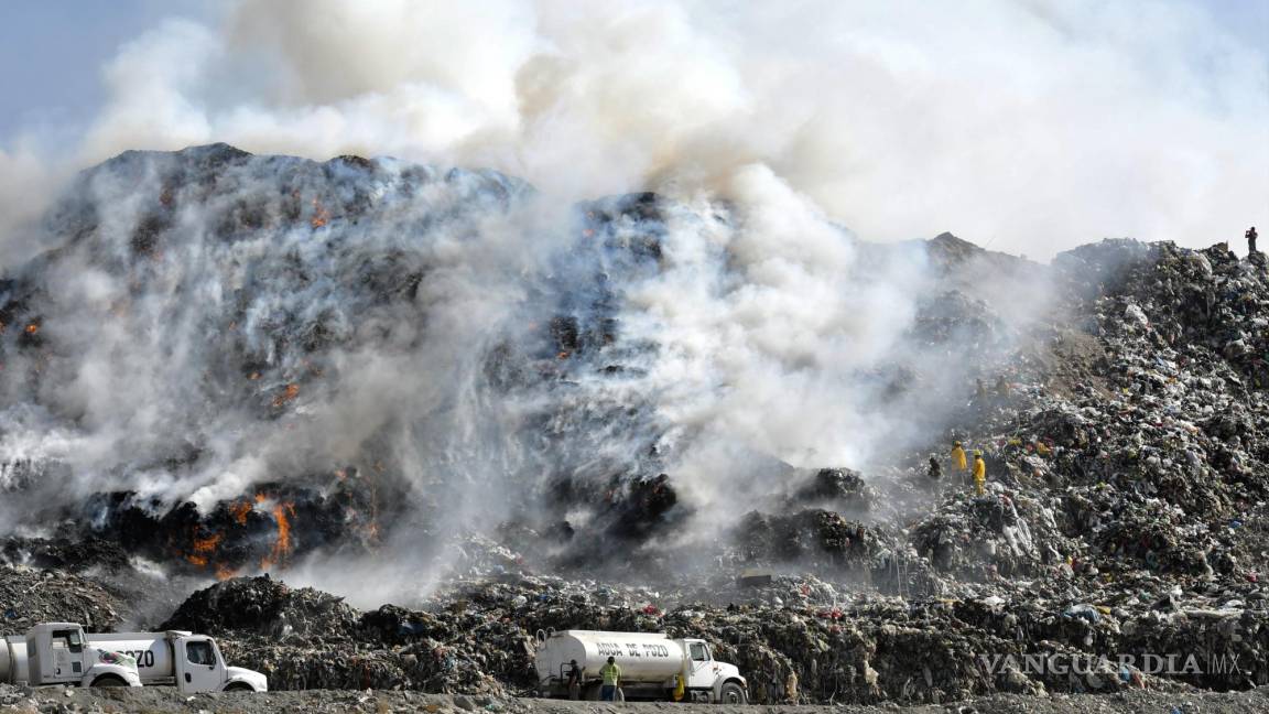 Gigantesco incendio en el relleno sanitario de Saltillo