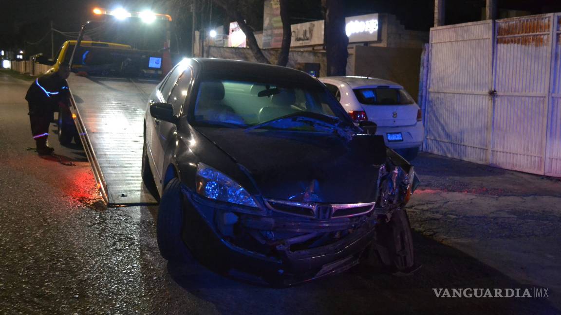 $!Termina en poste al querer huir de policía