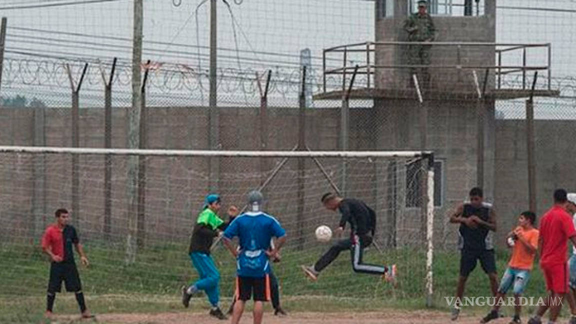 Partido 'amistoso' de futbol entre narcos en penal terminó con 16 muertos