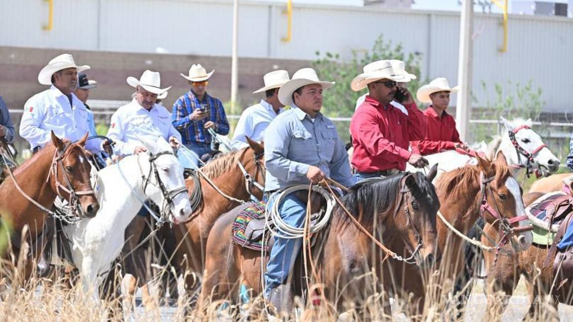 $!Jinetes de todas las edades recorrieron las principales calles de Frontera en una cabalgata llena de color y tradición para celebrar el aniversario del municipio.