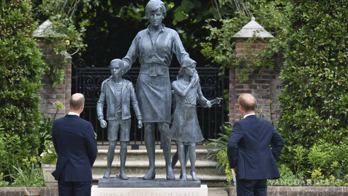 Guillermo y Enrique develan estatua de la princesa Diana