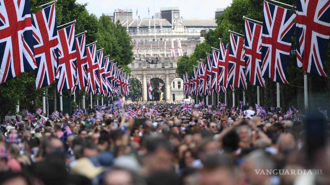 $!Los fanáticos reales se reúnen en The Mall durante las celebraciones del Jubileo de Platino de la Reina Isabel II en Londres, Gran Bretaña.