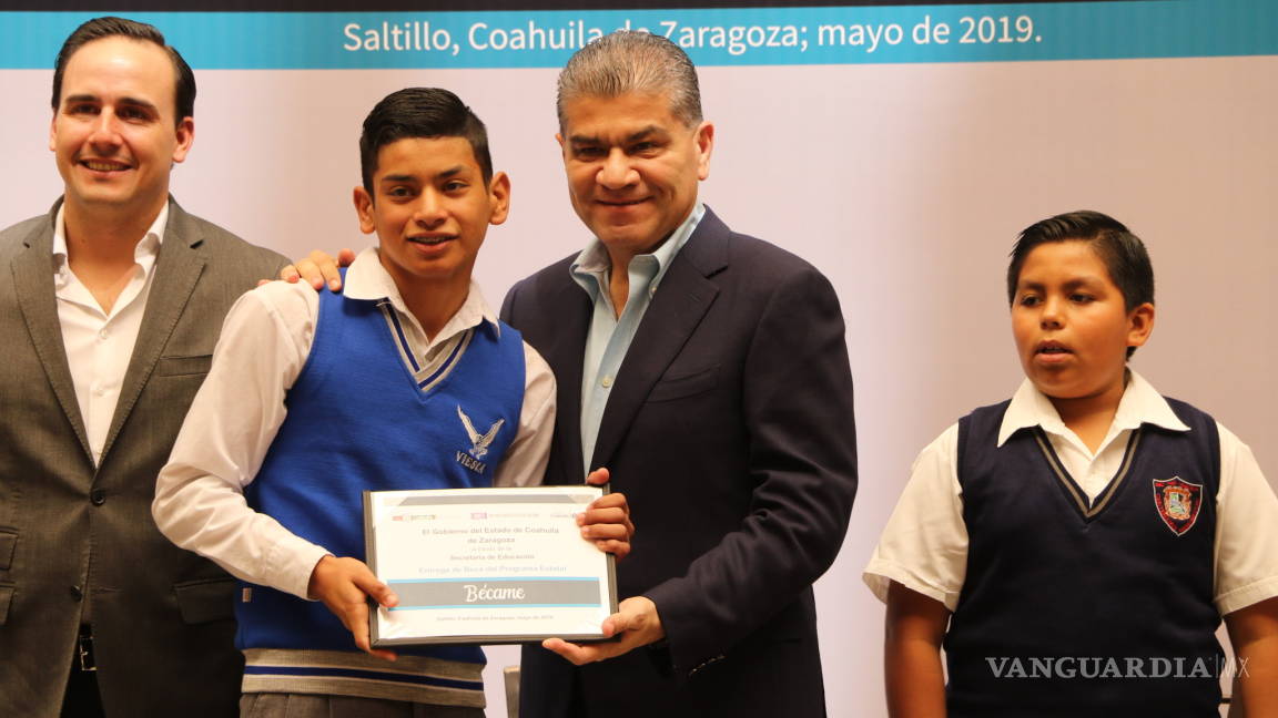 Miguel Riquelme entrega becas a alumnos de Coahuila; son 5 mil beneficiados