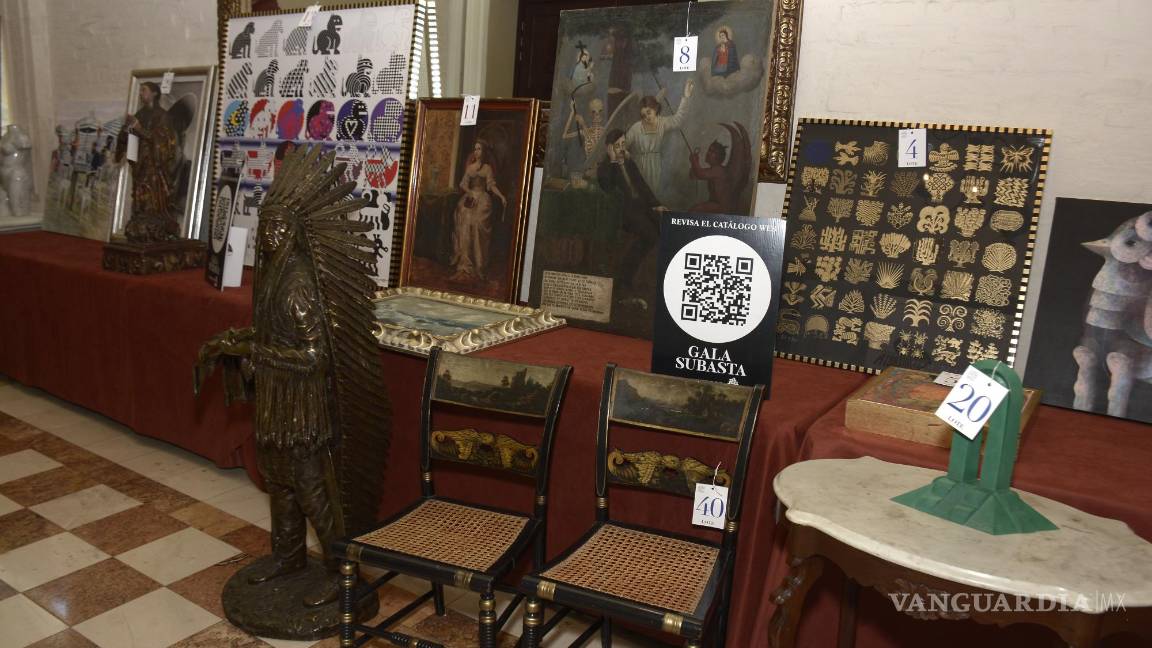 $!En la entrada también están en exhibición las piezas que se subastan la noche de este viernes, que incluye obra de artistas coahuilenses como Roy Carrum.