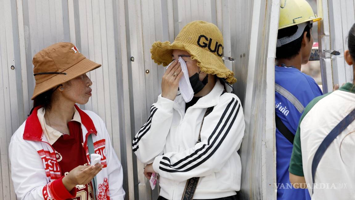 $!Una persona llora durante una operación de búsqueda y rescate de sobrevivientes en el lugar del derrumbe de un edificio tras un terremoto en Bangkok, Tailandia.