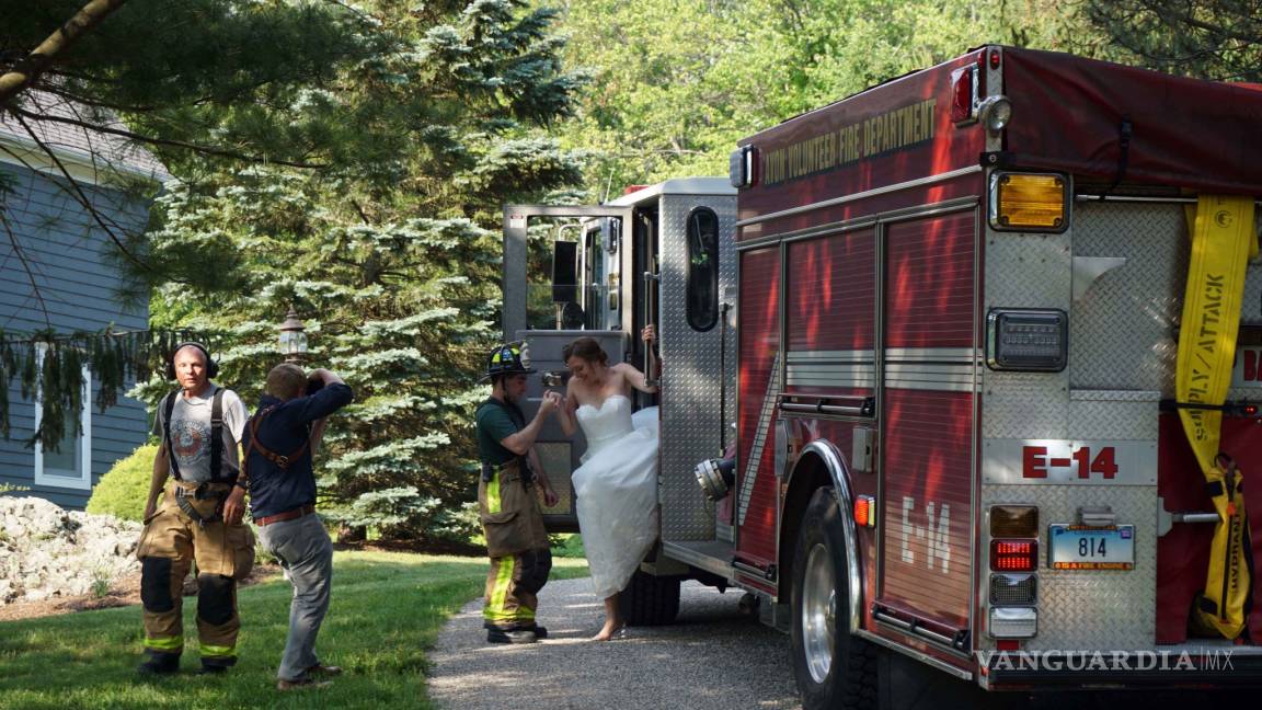 $!¡Los apagafuegos salvan el día! Recién casados llegan a su fiesta en camión de bomberos