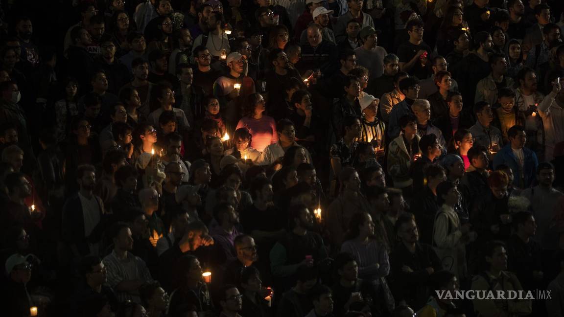 $!Cientos de activistas de la comunidad LGBT protestan con una vigilia para exigir justicia por el asesinato del Magistrade Jesús Ociel Baena en la Ciudad de México.