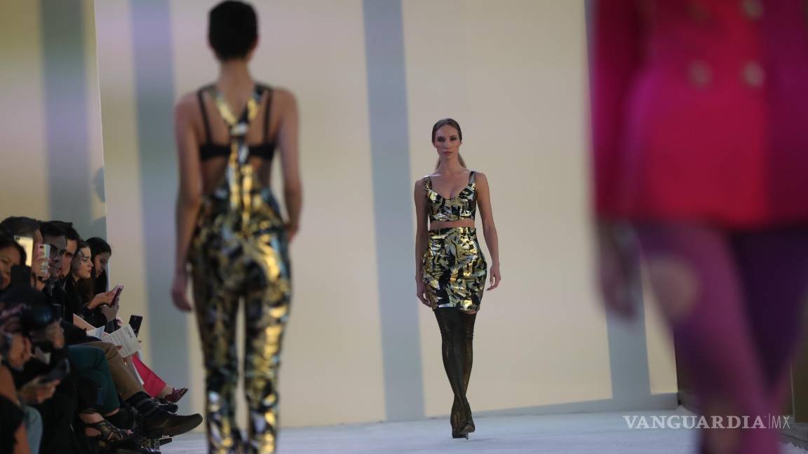 $!Una modelo luce creaciones de la diseñadora mexicana Alexia Ulibarri en el segundo día de actividades del Mercedes-Benz Fashion Week, en CDMX.