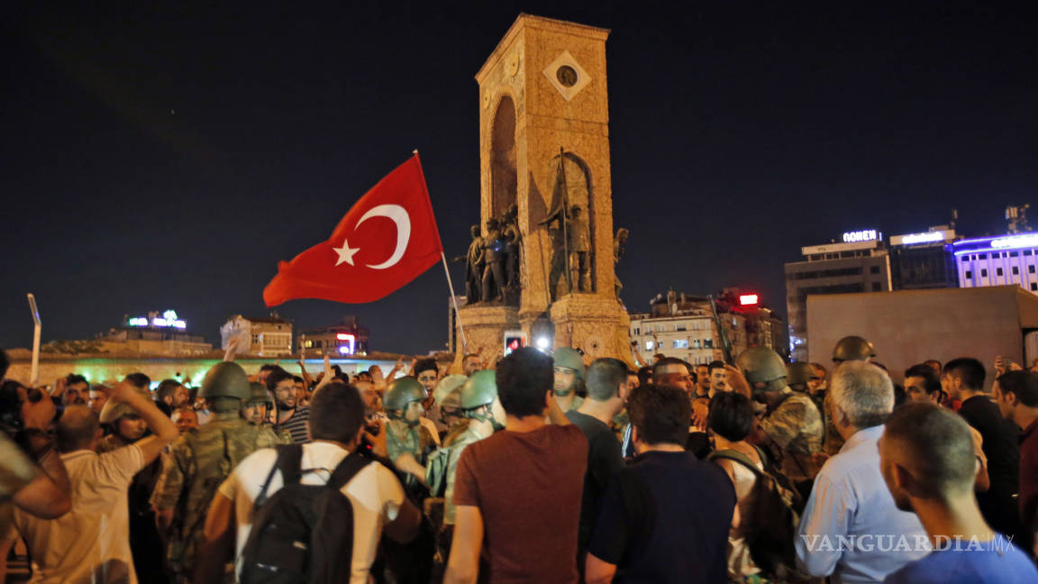 Fuerte explosión en Ankara, disparos en el Estado Mayor del Ejército