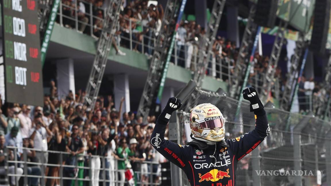$!El holandés Max Vertapeppen, de Red Bull Racing, celebra al ganar en el Gran Premio de Fórmula Uno de Ciudad de México.