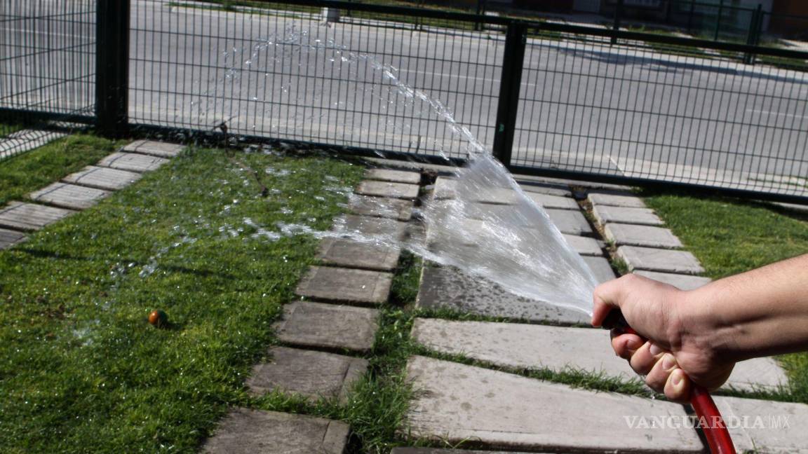 En redes recomiendan tirar cubetas de agua en la calle para hacer que llueva, pero... ¿será verdad?