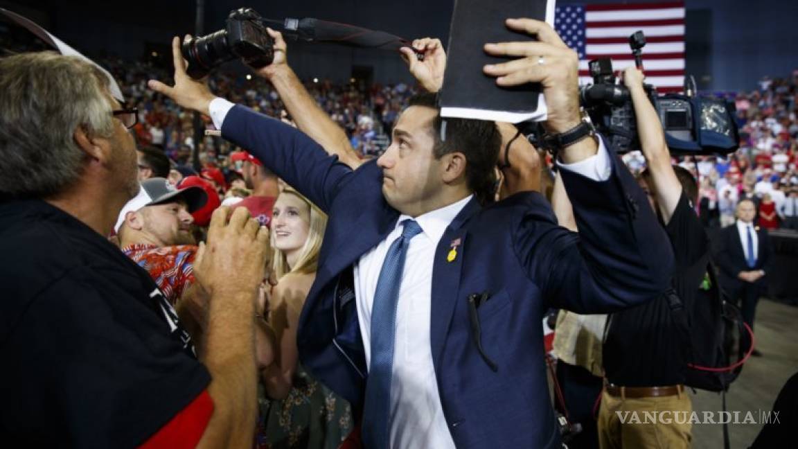 Voluntario del equipo de avanzada en los actos públicos de Trump impide que fotógrafo tome foto