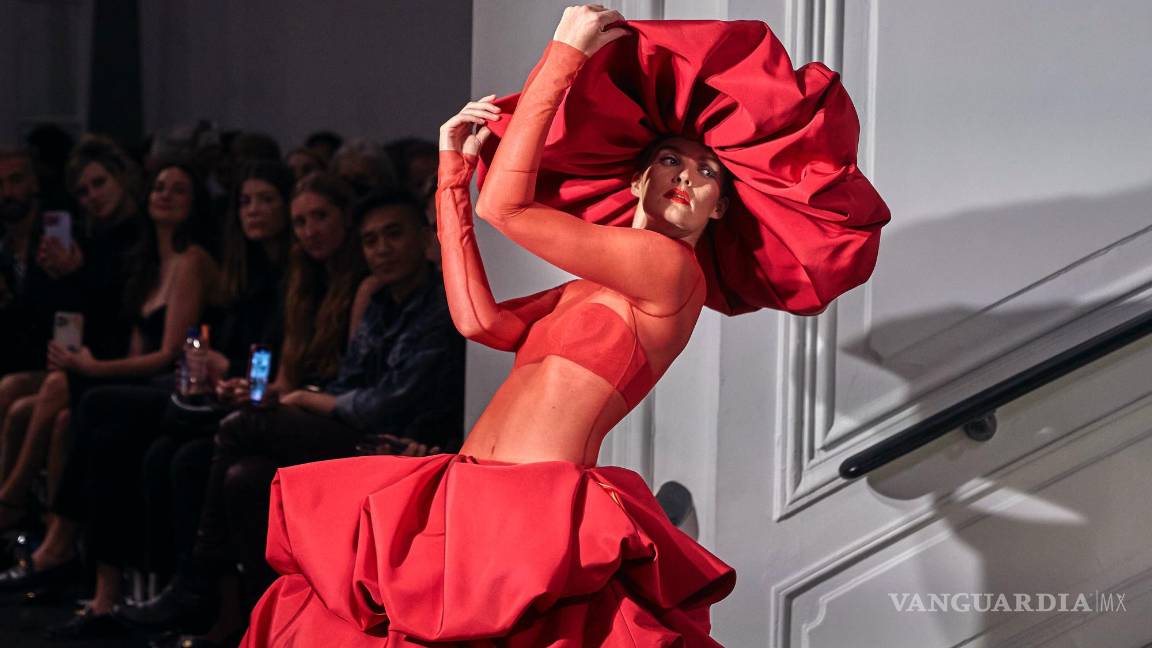 $!Una modelo desfila un diseño de la colección Christian Siriano se modela durante la Semana de la Moda en Nueva York.