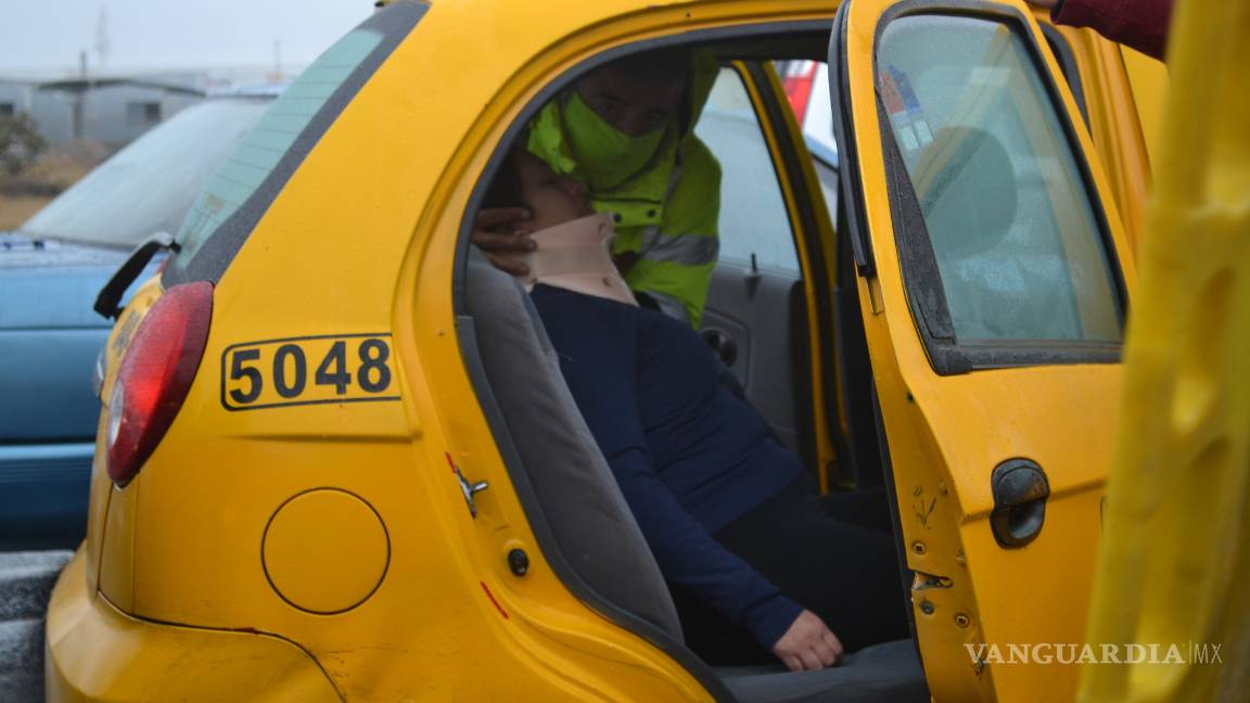 $!Al hospital pasajera por descuido de un taxista