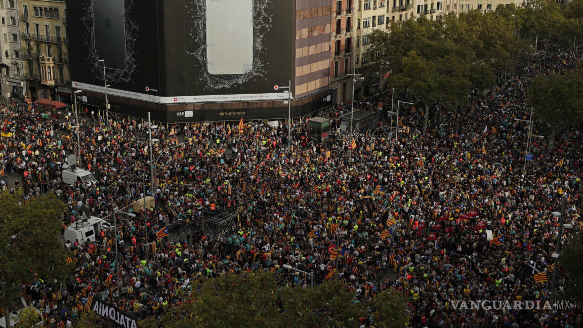 Miles de independentistas colapsan Cataluña con huelga general y manifestaciones
