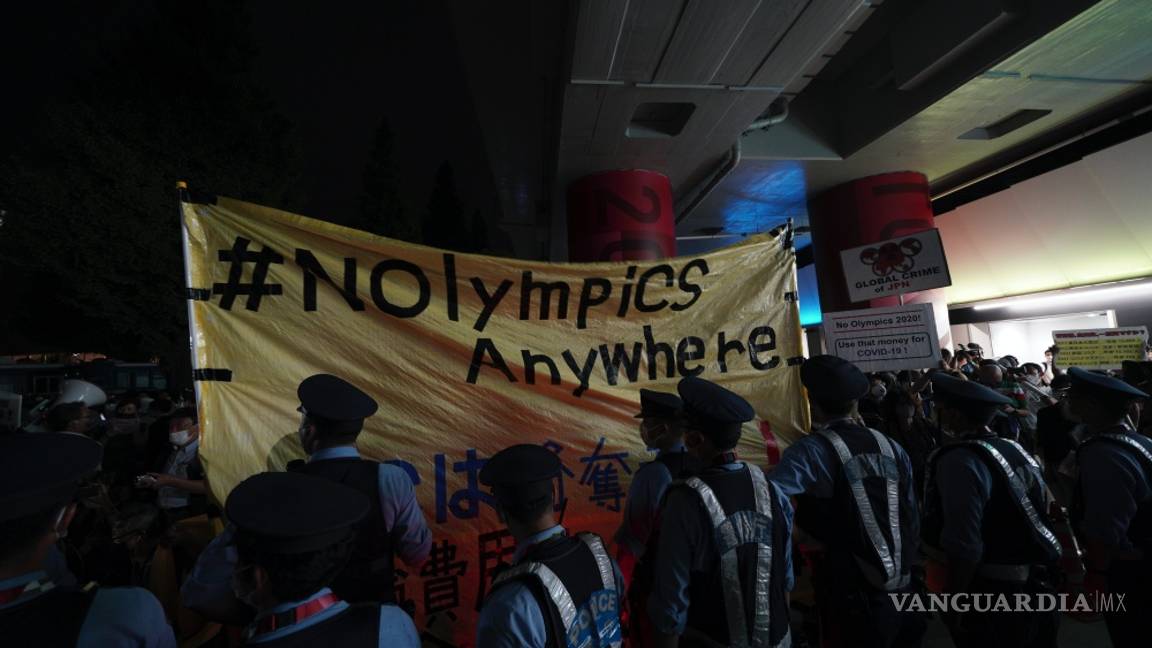 $!En imágenes; sin público, un espectáculo colorido y manifestantes anti-olímpicos se inaugura Tokio 2020