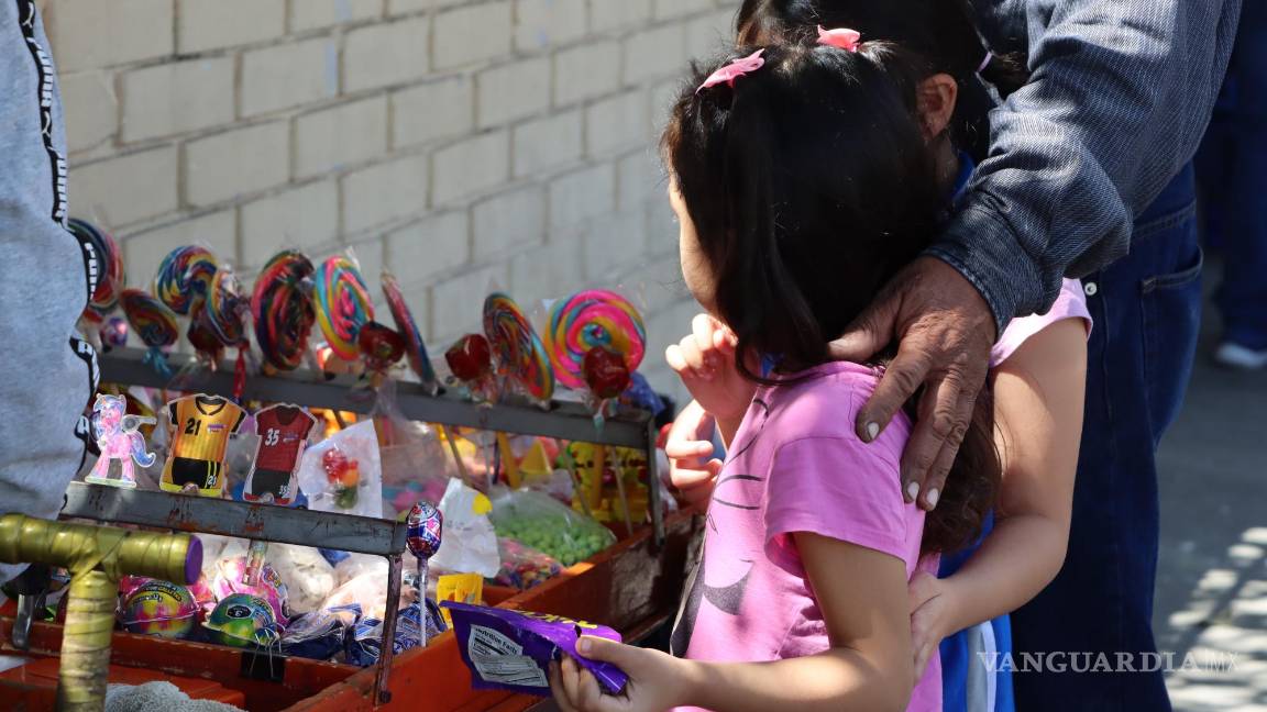 $!La señora Elizabeth Orozco señaló que así como se ha prohibido el ingerir estos alimentos afuera deberían de prohibirse que los comerciantes obstruyen banquetas y calles en las puertas de las escuelas.