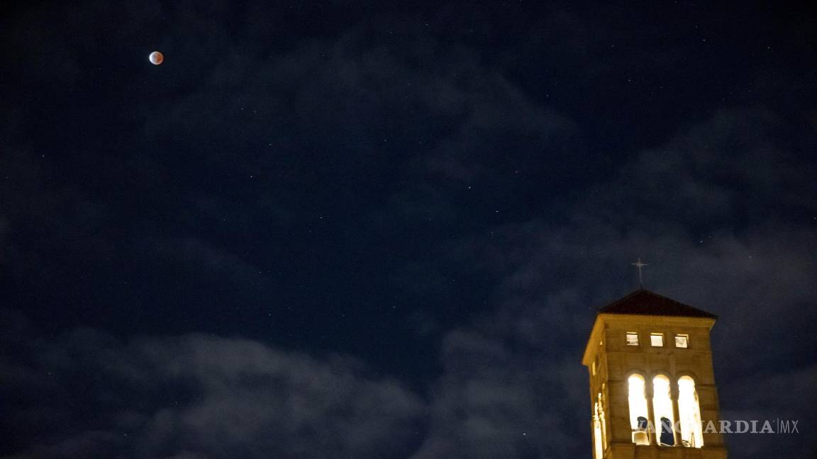 $!Una vista del eclipse lunar desde Cincinnati. El eclipse fue el más largo de este siglo y más largo que cualquier otro eclipse que se remonta a 580 años. AP/Albert Cesare /The Cincinnati Enquirer