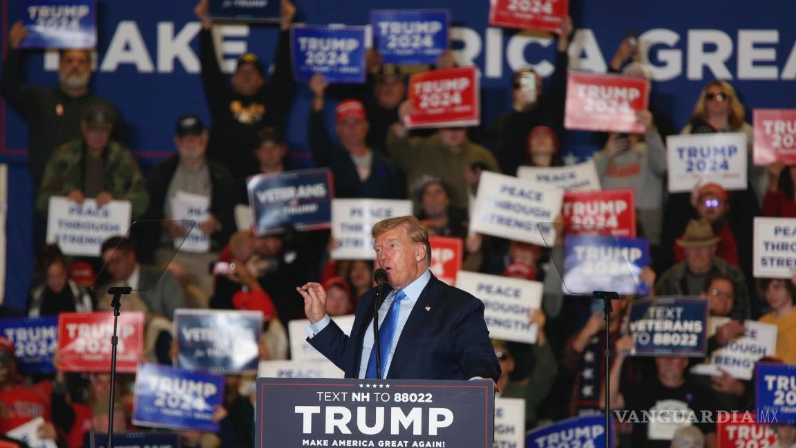 $!El expresidente Donald Trump habla en un mitin de campaña el sábado 11 de noviembre de 2023 en Claremont, Nueva Hampshire.