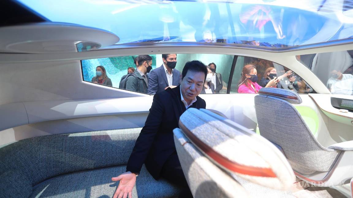$!El diseñador jefe SangYup Lee se sienta dentro del Hyundai Seven Concept como se presenta en Automobility LA en Los Ángeles, California. EFE/EPA/David Swanson