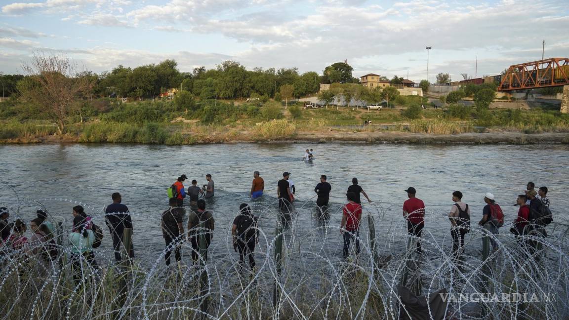 Texas ahora quiere arrestar a los 50 mil migrantes que envió en autobús