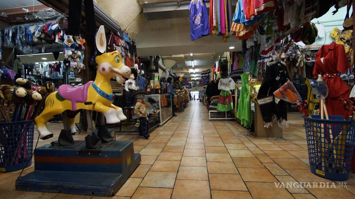 30 años de vender tradición en Saltillo; uno de los primeros comerciantes en el Mercado Juárez