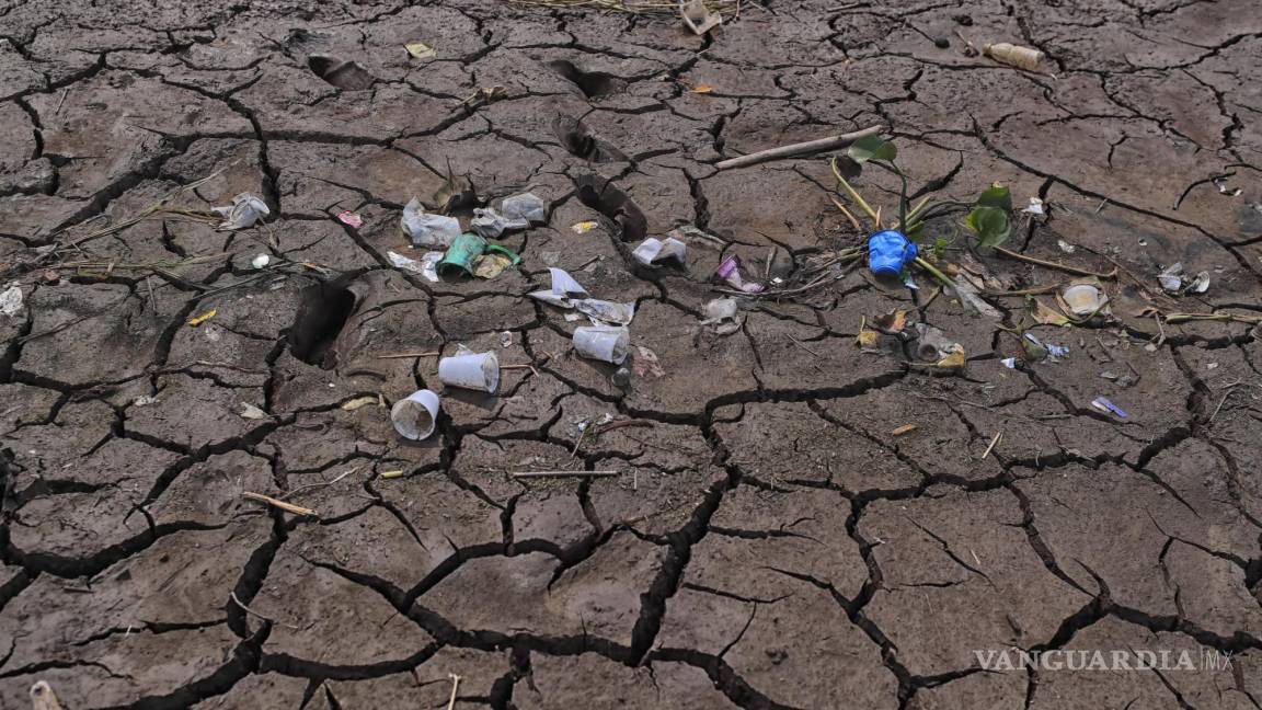 $!Vista de basura y tierra seca en la represa Los Laureles, que abastece de agua a Tegucigalpa, Honduras.