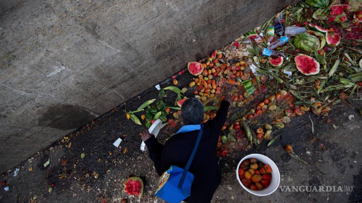 Ante la crisis, venezolanos buscan comida en basurales