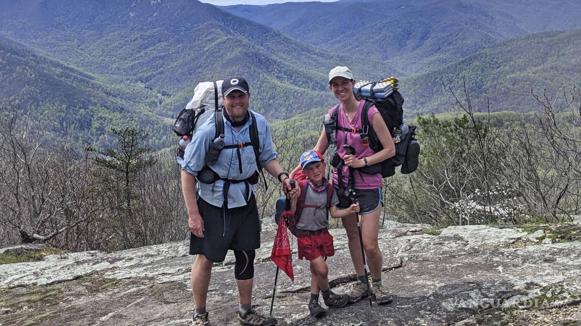 $!Harvey Sutton de 5 años, en el centro, posa con su mamá Cassie, derecha, y su papá Joshua, en la cima de la montaña en Three Ridges, Virginia, mientras camina por el sendero de los Apalaches con su mamá y su papá. AP/Joshua Sutton