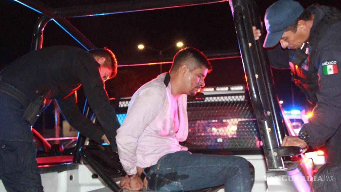 $!Conductor impacta su vehículo contra muro de contención por exceso de velocidad... su hermano fallece en el accidente en Saltillo