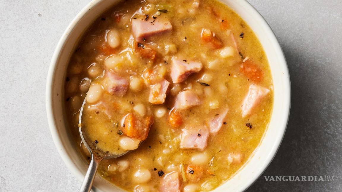 $!La carne de cerdo, combinada con verduras y hierbas, crea un caldo rico y sabroso.