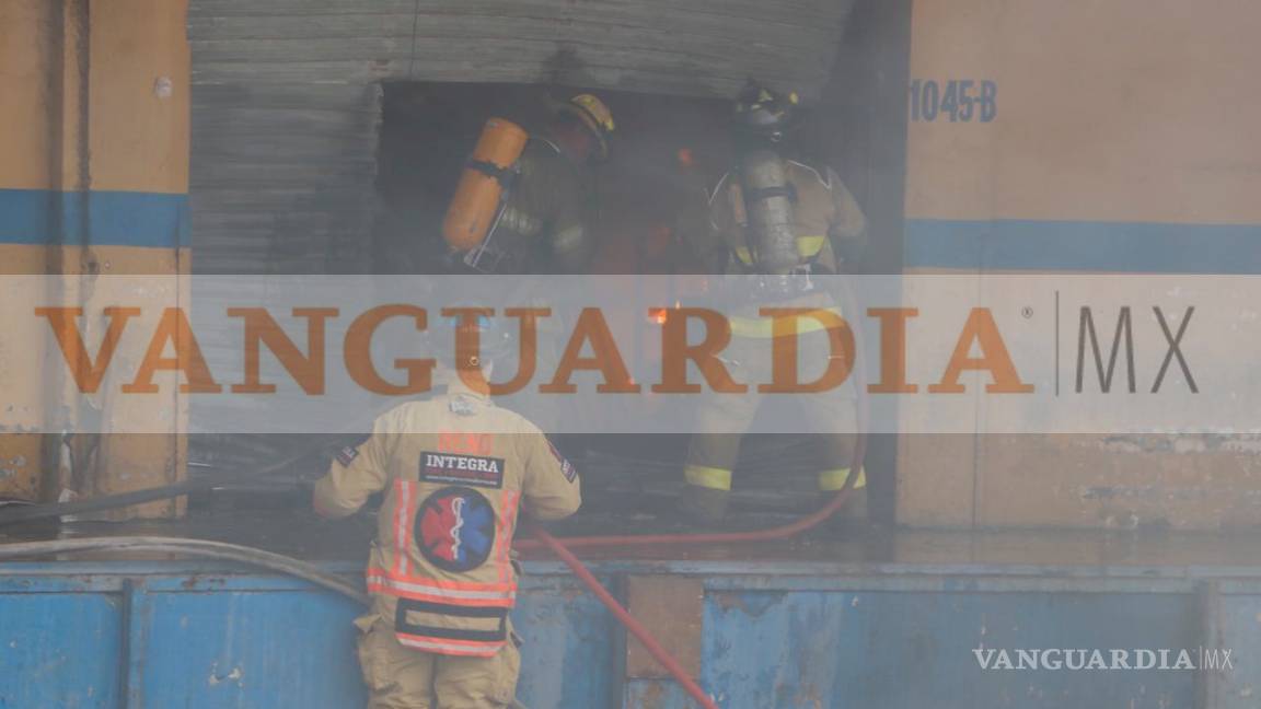 $!Fuerte incendio en bodega a la altura de la Central de Abastos alarma a Saltillo