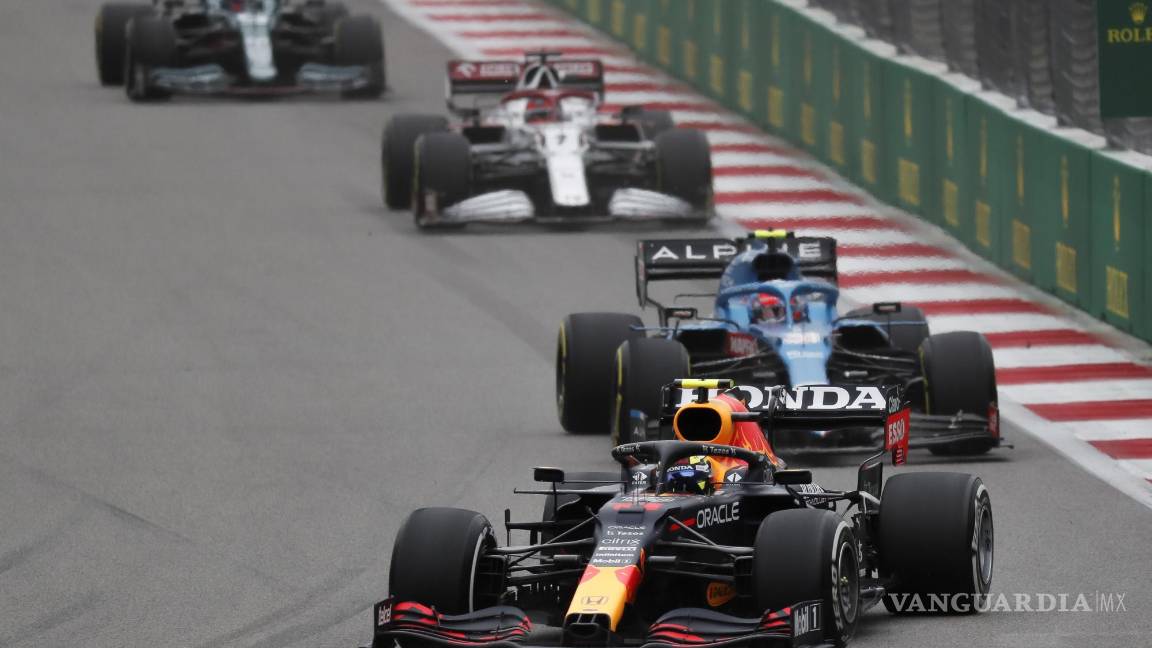 $!Las últimas ocho vueltas fueron un dramatismo para Checo, quien tuvo una lucha directa por el tercer lugar con Fernando Alonso (Alpine)