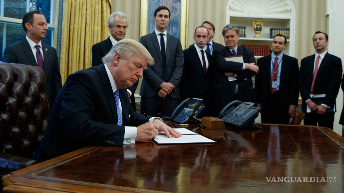 Trump firma orden ejecutiva para sacar a EU del acuerdo comercial Transpacífico