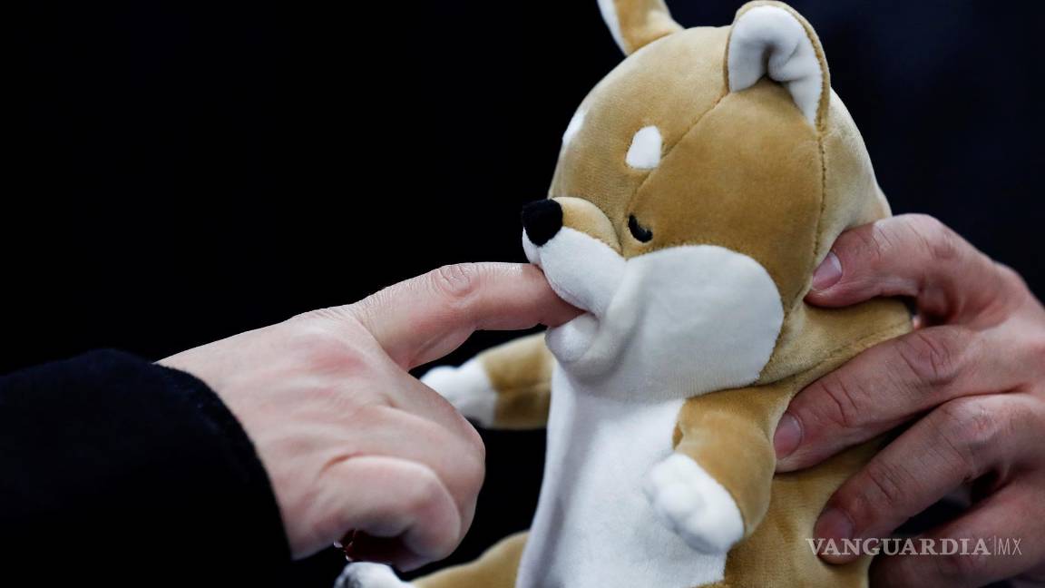 $!Una persona prueba Amagami Ham Ham de Yukai Engineering Inc., un animal de peluche que imita un efecto de mordisco. EFE/EPA/Caroline Brehman